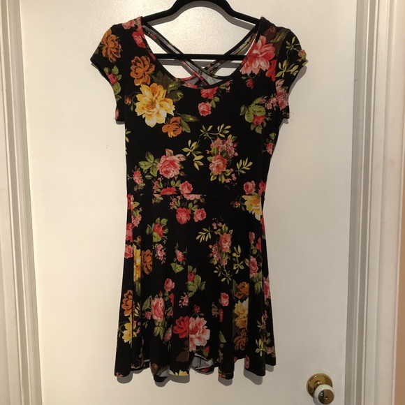 🍒 Beautiful Floral Dress w/ criss cross back - Picture 7 of 7